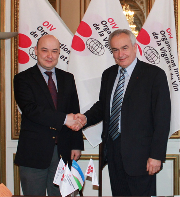 El embajador de Uzbekistn en Francia, Ravshan Usmanov (izq.) y el director general de la OIV, Jean-Marie Aurand (dcha.)...