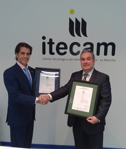El presidente de Itecam, Manuel Carrasco (izqda.) recibe los certificados de la mano del director de AENOR en Castilla-La Mancha, Antonio Contreras...