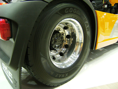 DAF es el primer fabricante de camiones en calzar de serie los Goodyear Kmax y Fuelmax