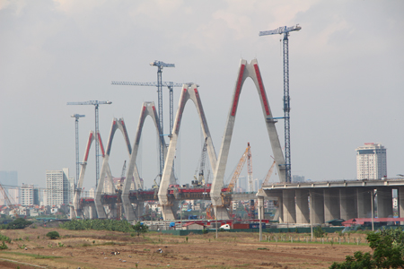 Obras de construccin del puente Nhat Tan en Hanoi, Vietnam