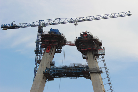 Recientemente ha finalizado la construccin de los cinco pilones y se ha comenzado la conexin de los tableros del puente...