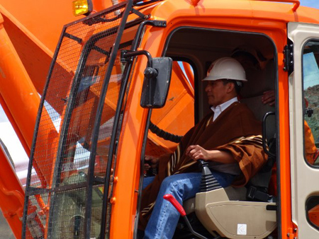 El presidente de la Repblica de Per, Ollanta Humala, a los mandos de una de las excavadoras que GAM tiene trabajando en la obra...