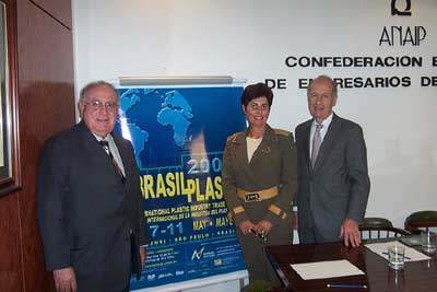 De izquierda a derecha, Merheg Cachum, Presidente de Abiplast (Asociacin Brasilea de la Industria de Plsticos), Maristela Simes de Miranda...