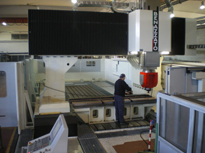 Centro de mecanizado de grandes dimensiones para la fabricacin de tiles de gran formato