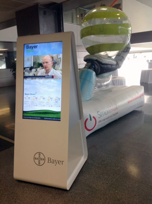 Los asistentes pudieron probar la plataforma online de Bayer mediante televisores corporativos instalados en la feria...
