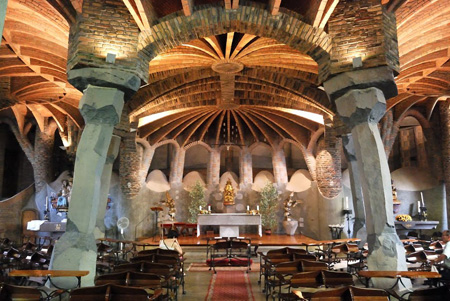 Interior de la Cripta de la Colonia Gell. Santa Coloma de Cervell (Barcelona). Fotografa de Jordi Peralta