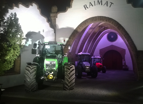 Los tractores de Same Deutz-Fahr engalanaron la entrada de las Bodegas Raimat, espacio que acogi la cena de gala