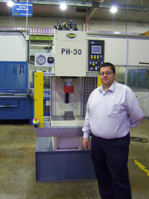 Jos Antonio Garca de Vicua, gerente de Agme, con una de las prensas hidrulicas de la empresa