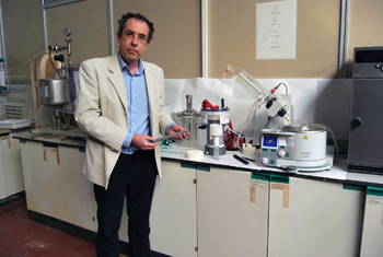 Francisco Bosch, responsable de la Unidad de Tecnologas Qumicas, en el laboratorio de Aimme