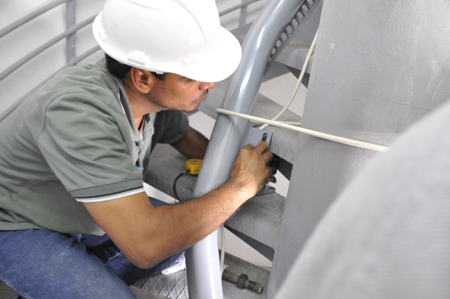 Trabajador colocando la silla salvaescaleras 'Flow' de Thyssenkrupp