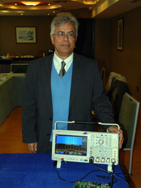 Juan Ojeda, jefe de Producto Tektronix en Adler Instrumentos, junto al nuevo osciloscopio de la Serie MDO3000