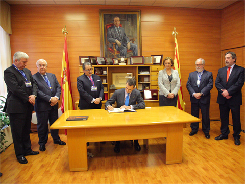 El Prncipe Felipe recibi la insignia de honor de FIMA y firm en el Libro de Honor de Feria de Zaragoza