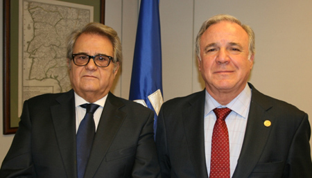 De izquierda a derecha: Miguel M Muoz Medina, ex presidente de la AEC, y Juan Francisco Lazcano Acedo, presidente en funciones de la AEC...