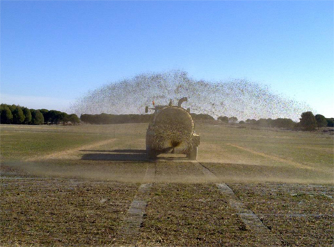 Application of purn in experimental plot. Photo: Jonatan Ovejero