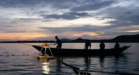 Pescadores en Kenia utilizando lmparas energticamente eficientes de Osram sin conexin a red