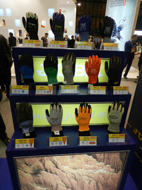 Expositor con los nueves guantes de Juba