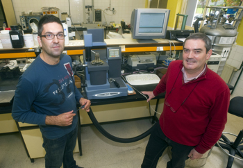 Imanol Goimez e Iaki Eguiazabal, investigadores del Grupo de Tecnologa de Polmerosde la UPV/EHU. UPV/EHU