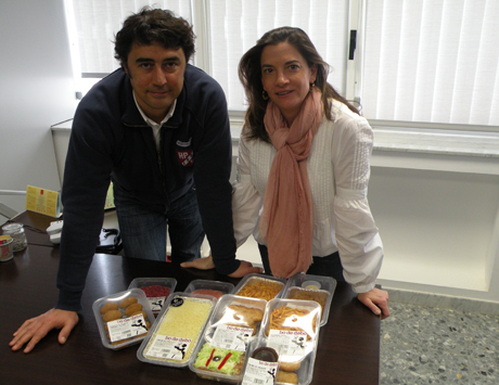 Blai Escoda y Marta Marrugat, propietarios de Bo de Deb, junto a una seleccin de los productos ms representativos de la marca...