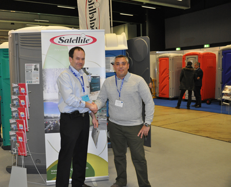 De izquierda a derecha: George Kller, director de ventas para Europa de Satellite Industries, y Sebastin Ferrandis, director comercial de Camba XXI...