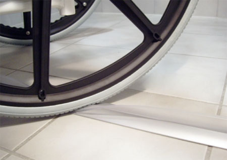Schlter-Showerprofile resiste el paso de sillas de ruedas y es apto para su instalacin en geritrico y hospitales