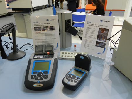 De izquierda a derecha: espectrofotmetro porttil DR 1900 y colormetro porttil DR 900