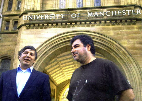 Andrea Geim (izquierda) y Konstantin Novoselov, Premios Nobel de Fsica 2010, de la Universidad de Manchester, descubridores del grafeno...