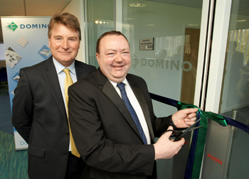 Nigel Bond, CEO de Domino junto a Barry Few, responsable internacional de formacin tcnica de impresin digital, instantes previos al corte de cinta...