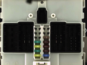 Imagen capturada donde pueden verse en la parte central los diferentes fusibles con el grabado del nmero y el color que los identifica...
