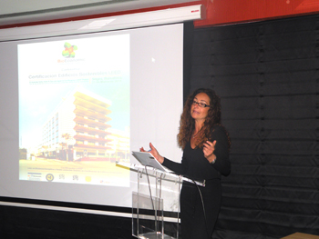 La directora del Institut Catal d'Energia, Maite Masi, anim a los asistentes a trabajar en la construccin de edificios sostenibles...