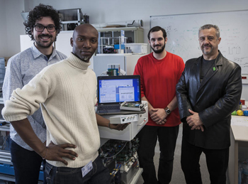 Luis Romeral, a la derecha, con su equipo en el MCIA Innovation Electronics de CIT UPC. Foto: Ramon Fornell