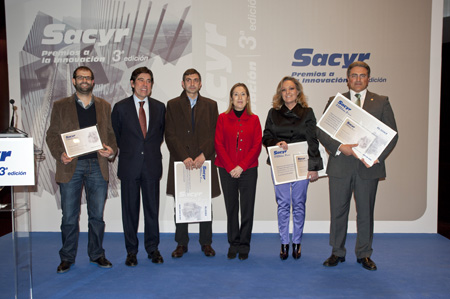 Ganadores de anterior edicin de los Premios Sacyr a la Innovacin junto a la ministra de Fomento, Ana Pastor, y al presidente de Sacyr...