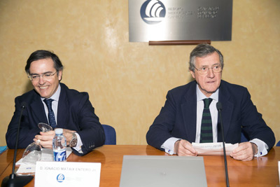 Ignacio Mataix, junto a Juan M Senz de Buruaga, que present al ponente