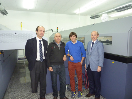 De izquierda a derecha, Rafael Carbonell, Rafael Torregrosa, Migue Ferrndiz y Joan Rof, junto a la Impresora Kappa 320 recientemente instalada...