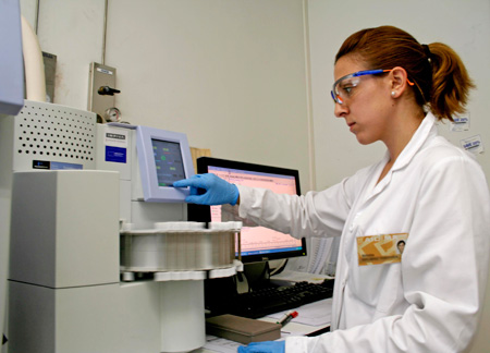 Tcnico de Aidima realizando un anlisis de cromatografa gases-masas (GC-MS) para detectar compuestos orgnicos voltiles en aguas residuales...