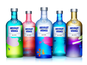 Ninguna es igual a otra: Absolut Vodka est completamente de moda con sus botellas individuales. (Foto: Deutscher Verpackungspreis)...