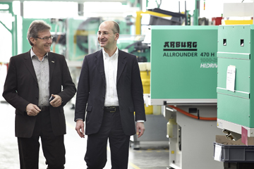 Nuevo director general de Tecnologa e Ingeniera de Arburg, a la derecha