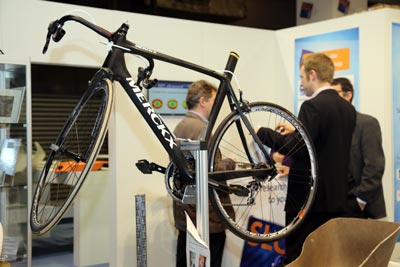 Bicicleta Bosch con cuadro de fibra de carbono. El coste de momento es elevado. Copyright Group 2014 (JEC Europe)