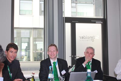 Joan Jordi Arn, VP de Industry de Schneider Electric, a la izquierda y y Jochem Weiland, vicepresidente de marketing de MachineStruxure...