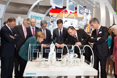 Angela Merkel, cancillera alemana, visita el stand de Siemens