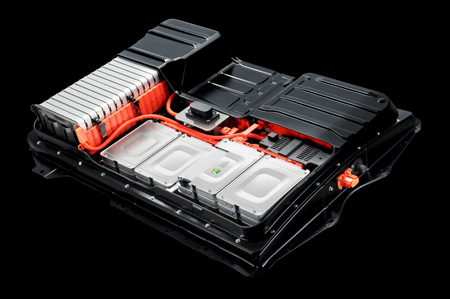 Los componentes principales del sistema de batera del vehculo elctrico Nissan Leaf estn construidos con la resina ligera Noryl...