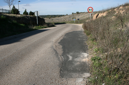 Pavimento en mal estado en carretera convencional: baches, grietas y prdida de material bituminoso. Ausencia de marcas viales...