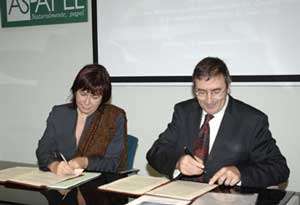 De izda a dcha, Cristina Narbona, ministra de Medio Ambiente y Juan Vila, presidente de Aspapel