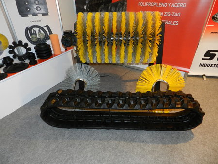 Cepillos y cadena de goma expuestos en Smopyc 2014