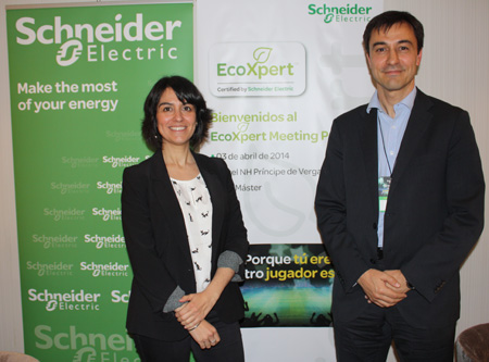 Noem Sobrino, directora del Canal Ecoxpert, junto a Jorge Trtola, vicepresidente de Building Ecobusiness de Schneider Electric...
