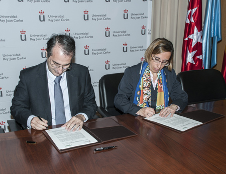 Firma del convenio por parte del rector de la Universidad Rey Juan carlos, Fernando Surez, y Raquel Espada...