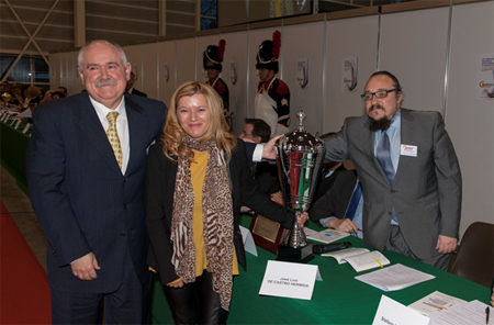 La administradora y el director general de Insopol, recogiendo los premios en Ginebra 2014