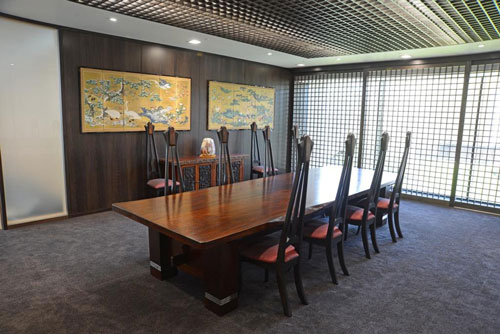 Una de las salas privadas de reuniones donde la mesa, las sillas y el mueble auxiliar han sido enviados desde Japn realizados para ello expresamente...