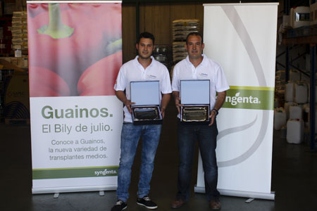 Los agricultores Juan Manuel Enrique (izquierda) y Jose Antonio Enrique (derecha) durante la entrega de las placas commemorativas...