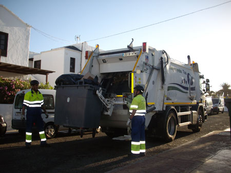 Recogida de basuras con vehculo de carga trasera en Tas (Lanzarote)