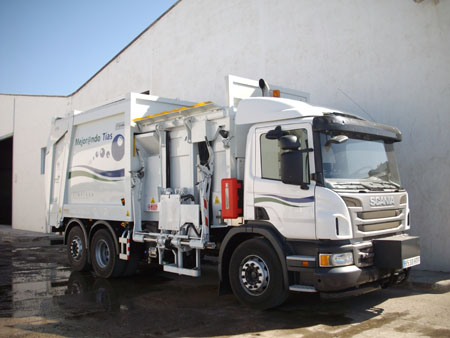 Los vehiculos de carga lateral van montados sobre chasis Scania P320 Series 6x2 de 26 toneladas de PMA